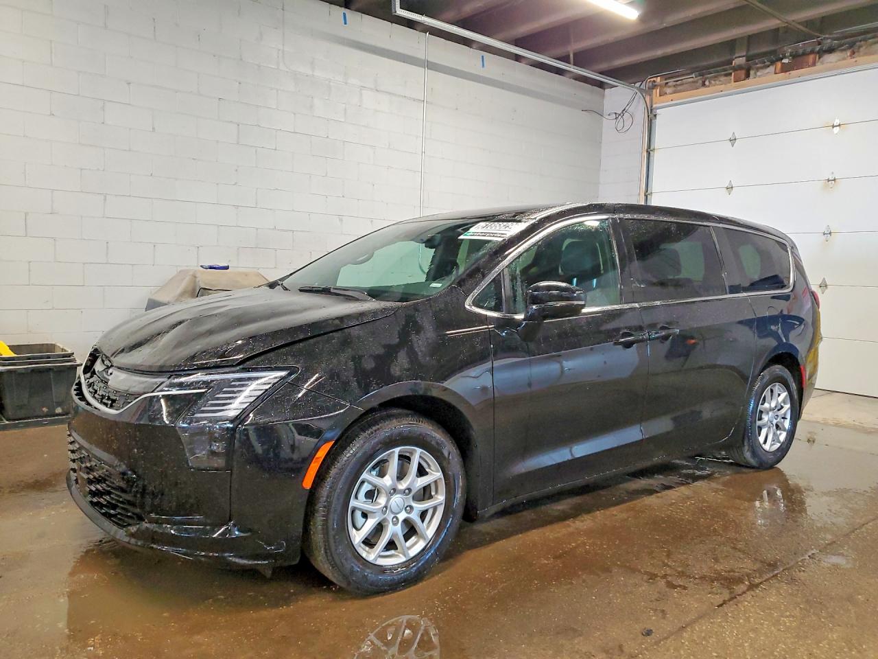 2027 Chrysler Pacifica Select, VIN 2C4RC1BG2VR576698 — Front end