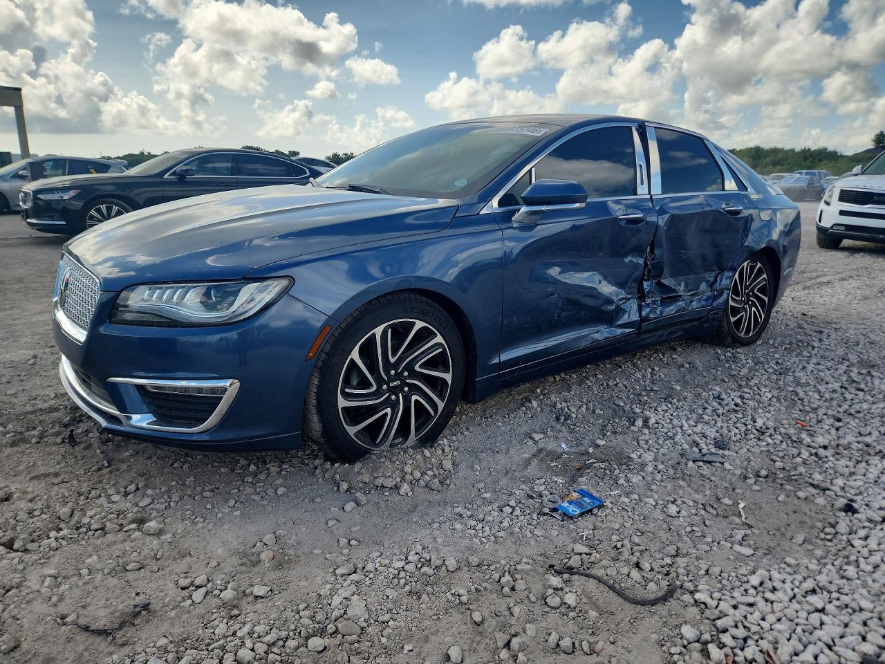 2019 Lincoln MKZ Standard, VIN 3LN6L5A98KR627068 — Side