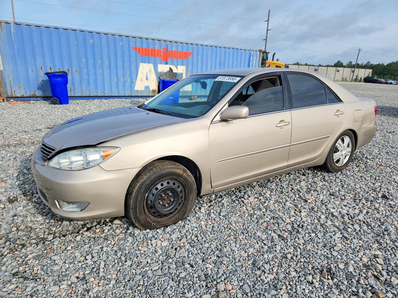 2005 Toyota Camry XLE, VIN 4T1BE32K25U517676 — Перед