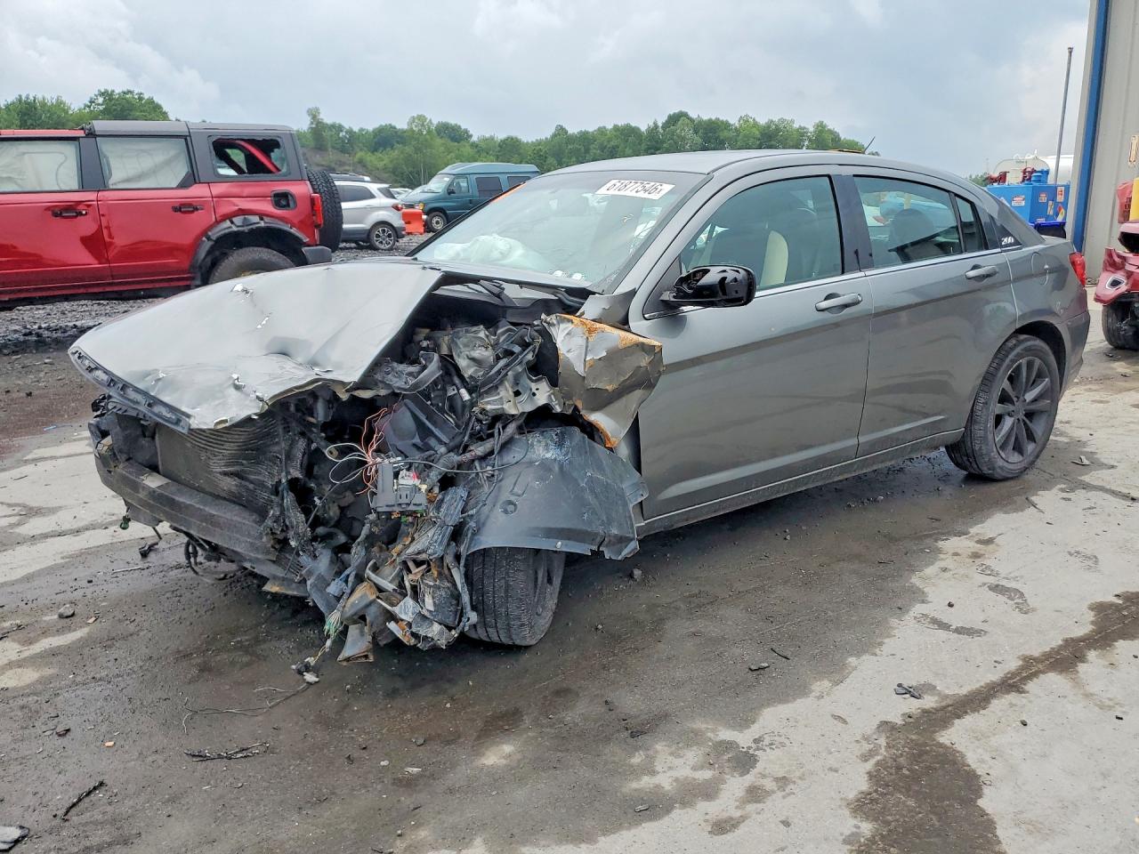 2013 Chrysler 200 Limited, VIN 1C3CCBCGXDN524729 — Front end