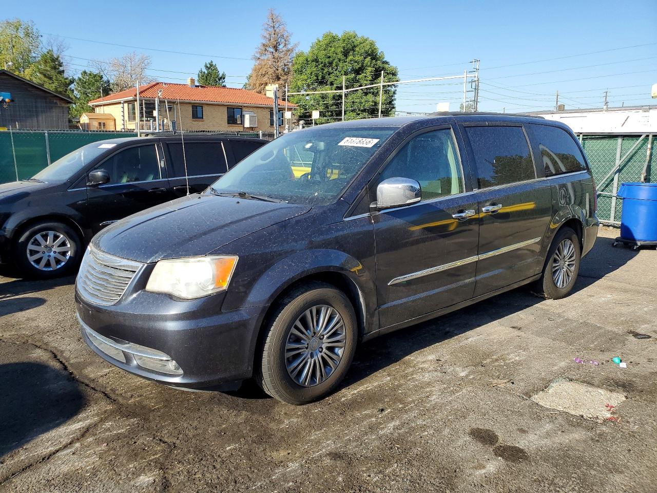 2014 Chrysler Town & Country Touring L, VIN 2C4RC1CG1ER171169 — Мелкие вмятины и царапины
