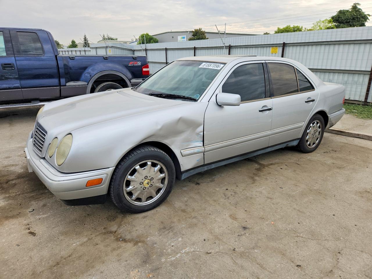 1999 Mercedes-Benz E 320, VIN WDBJF65H9XA904596 — Перед