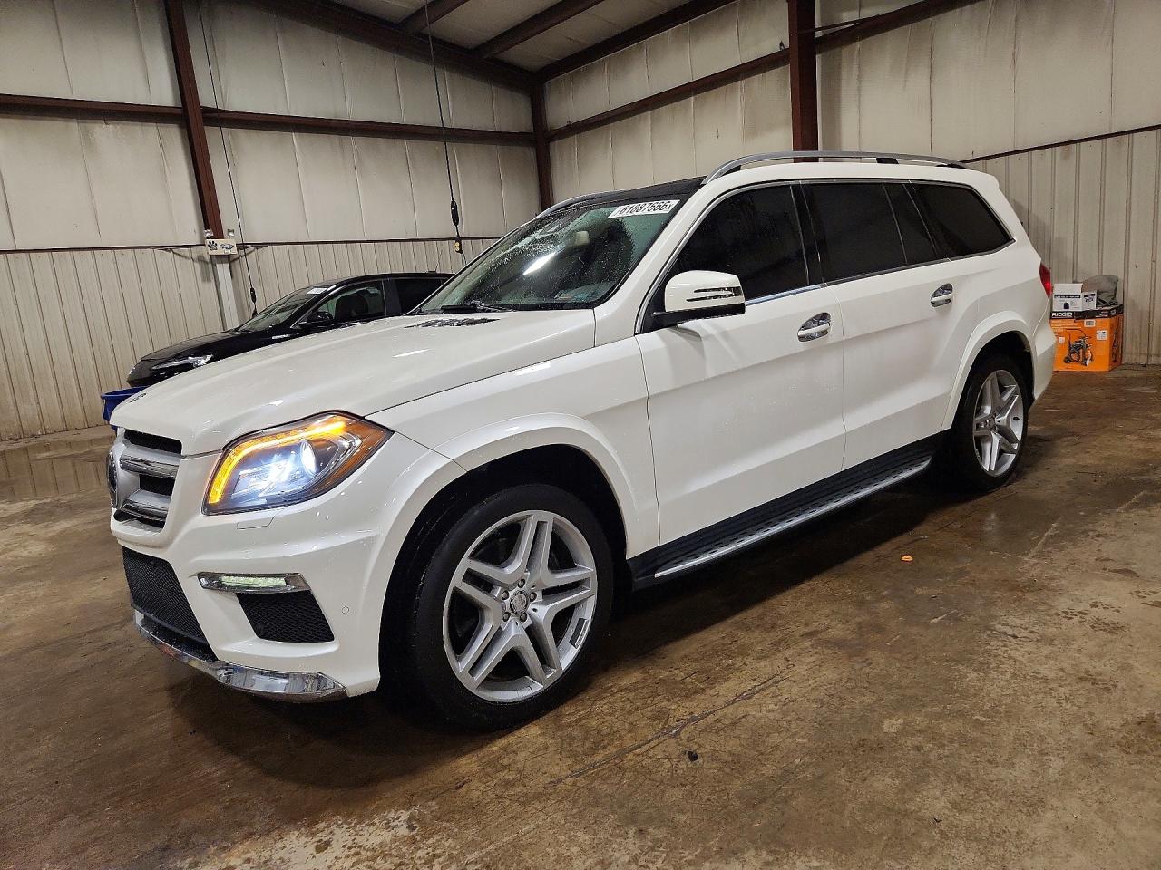 2015 Mercedes-Benz GL 550, VIN 4JGDF7DE1FA465089 — Front end
