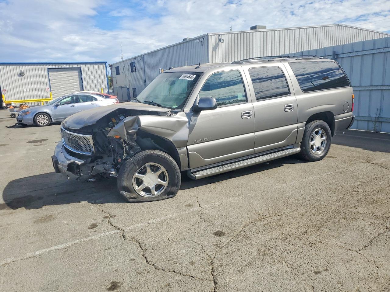 2005 GMC Yukon XL, VIN 1GKFK66U75J116304 — Front end