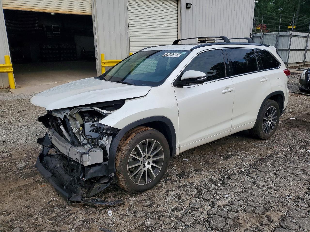 2018 Toyota Highlander SE, VIN 5TDKZRFH9JS286316 — Front end