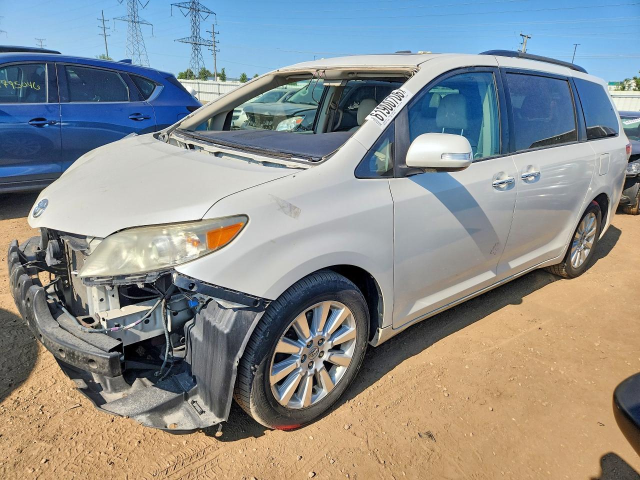2014 Toyota Sienna XLE, VIN 5TDYK3DC6ES491634 — Front end
