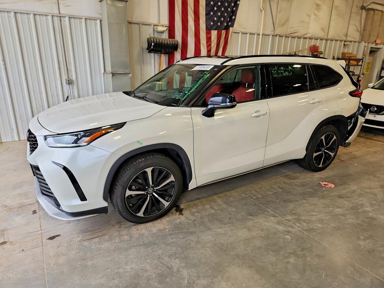 2021 Toyota Highlander XSE, VIN 5TDJZRBH2MS073648 — Rear end