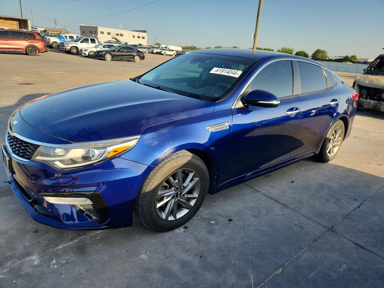 2019 Kia Optima LX, VIN 5XXGT4L37KG364095 — Front end