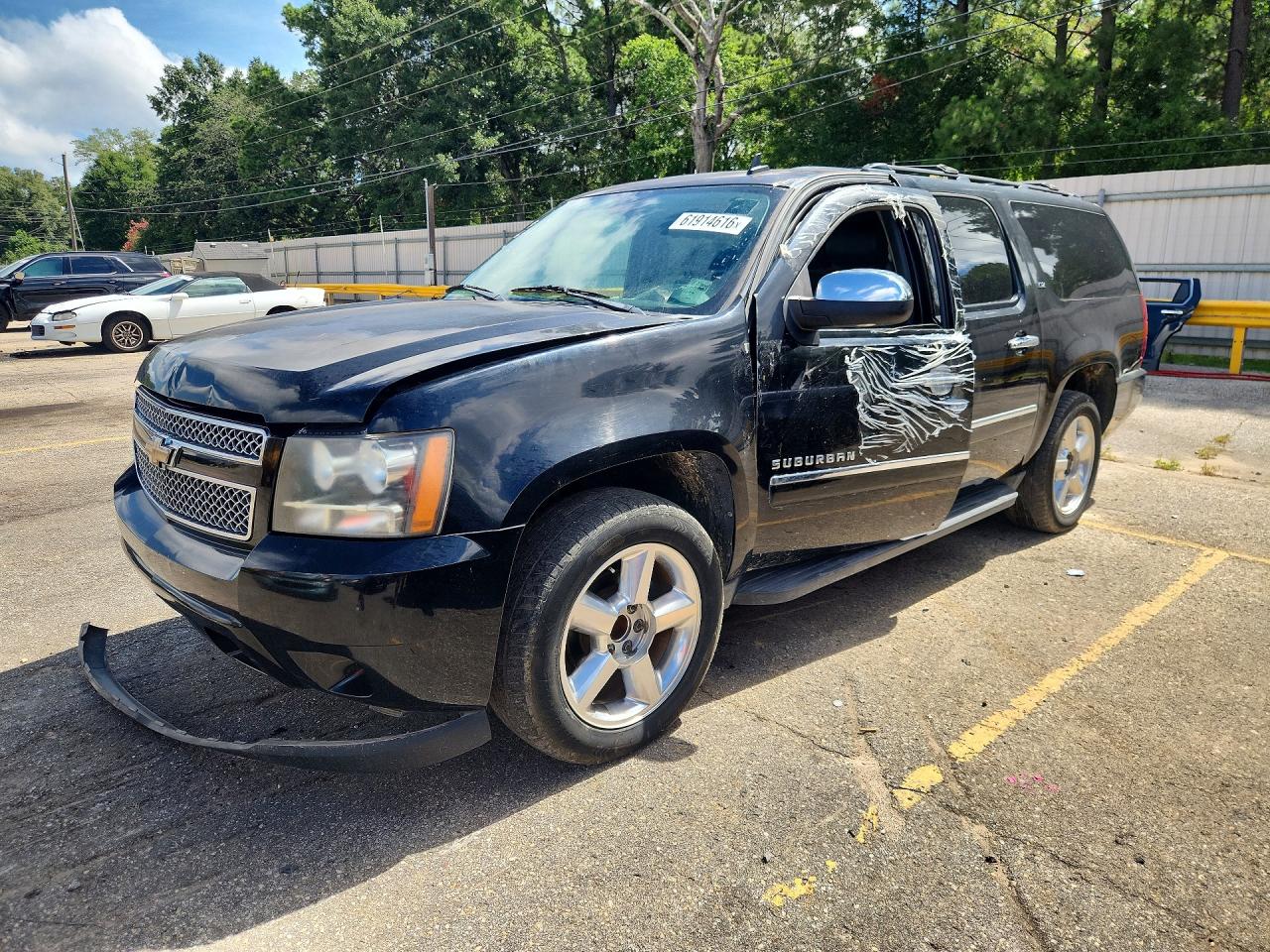 2010 Chevrolet Suburban LTZ, VIN 1GNUCKE02AR173357 — Бок