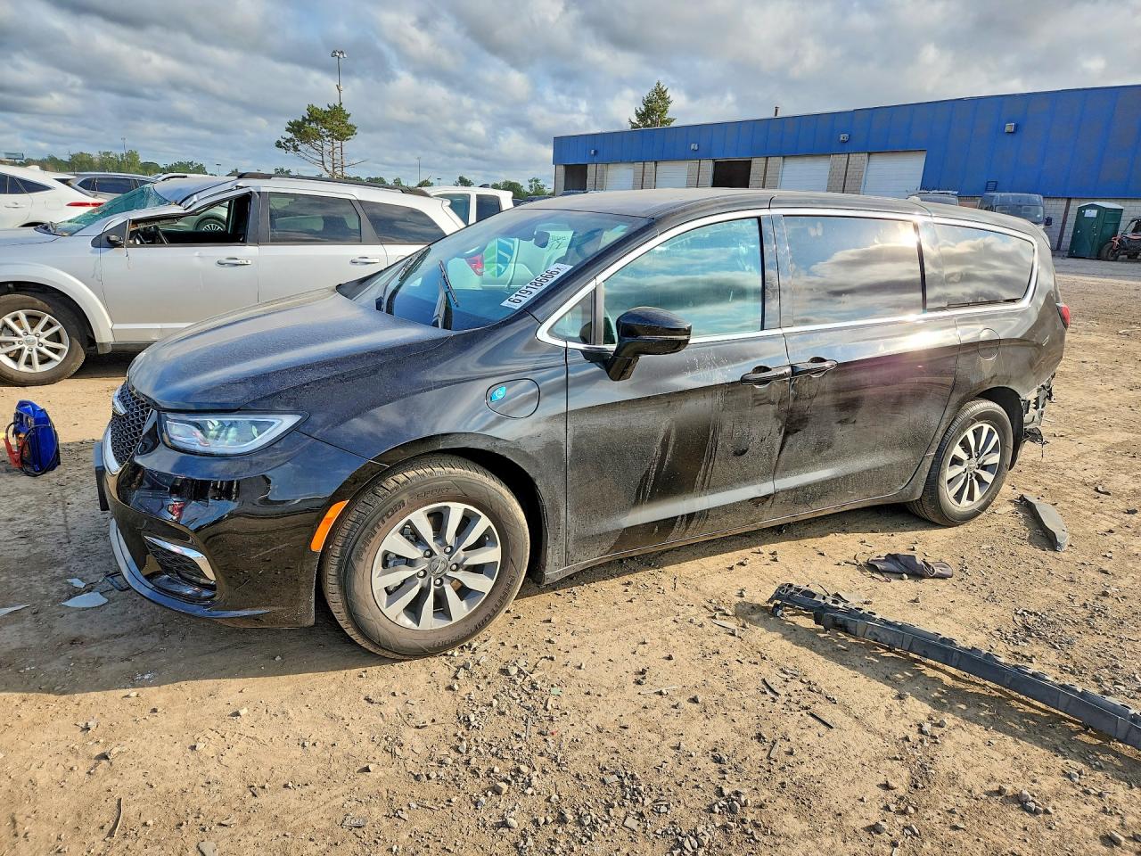 2022 Chrysler Pacifica Hybrid Touring L, VIN 2C4RC1L77NR147930 — Зад