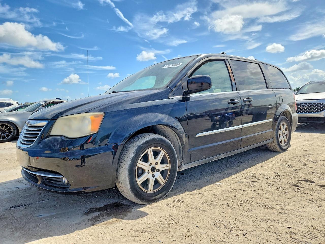 2013 Chrysler Town & Country Touring, VIN 2C4RC1BG1DR554903 — Мелкие вмятины и царапины