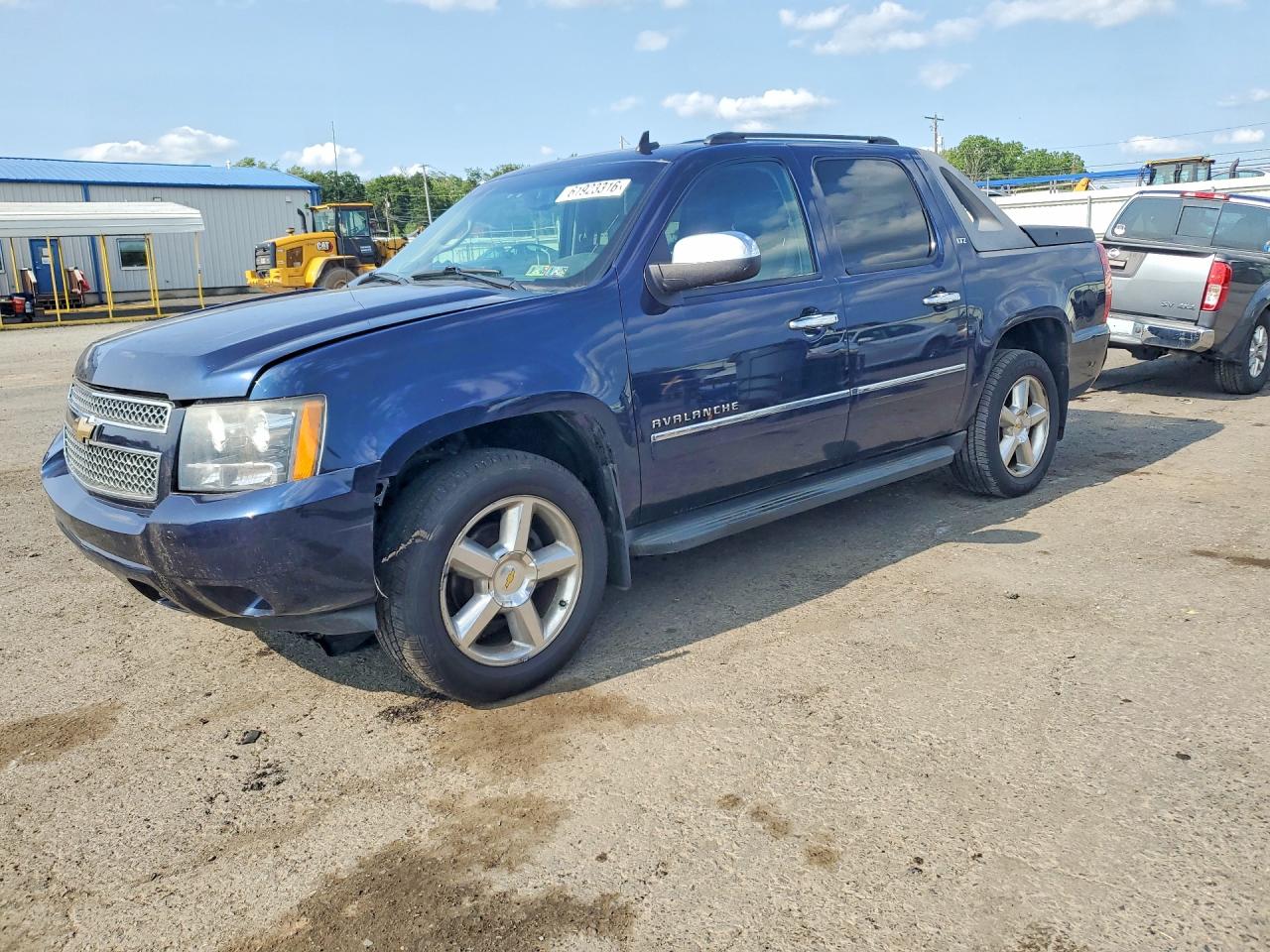 2010 Chevrolet Avalanche LTZ, VIN 3GNVKGE00AG115235 — Front end