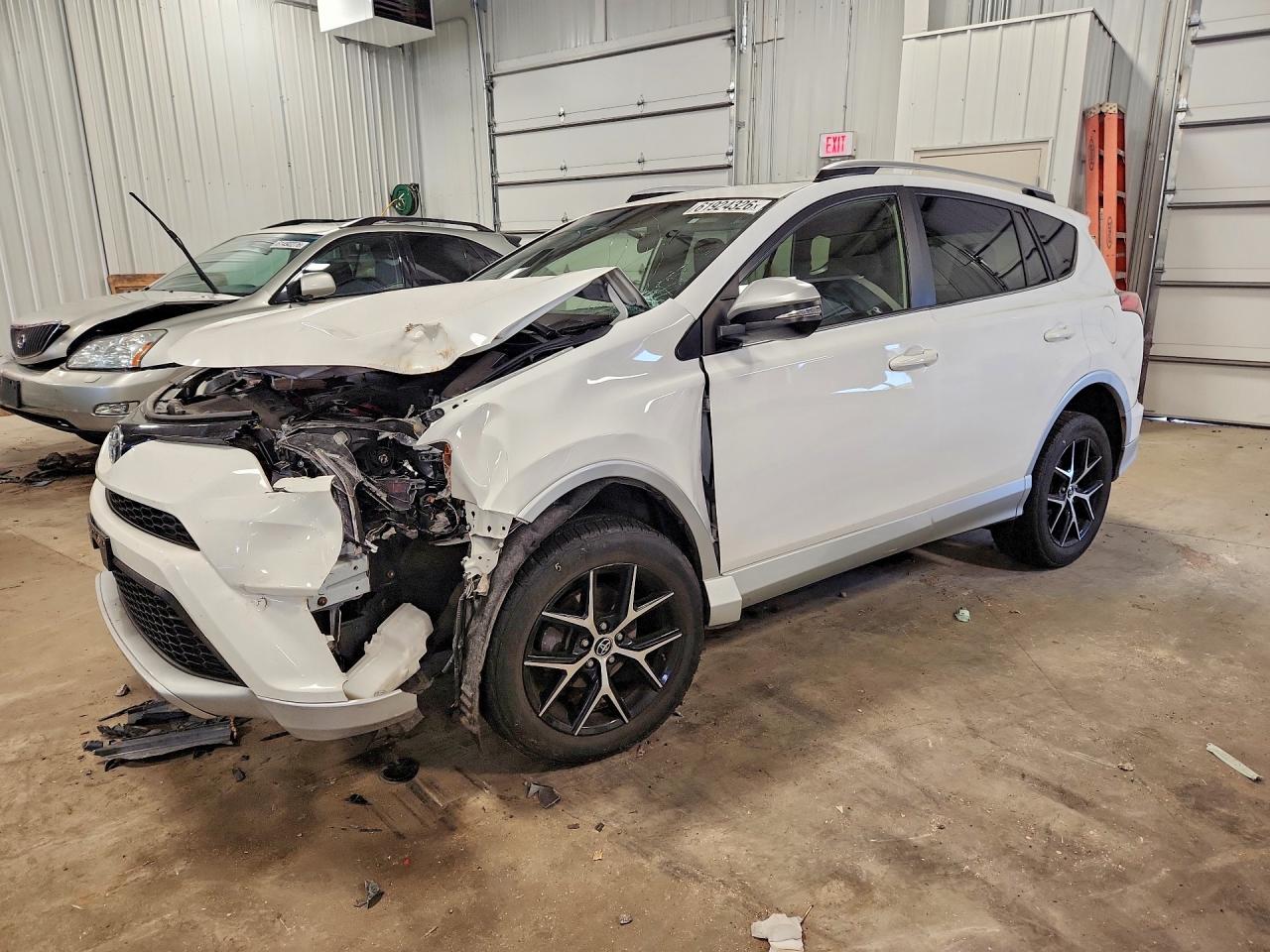 2016 Toyota RAV4 SE, VIN JTMJFREV1GJ066167 — Front end