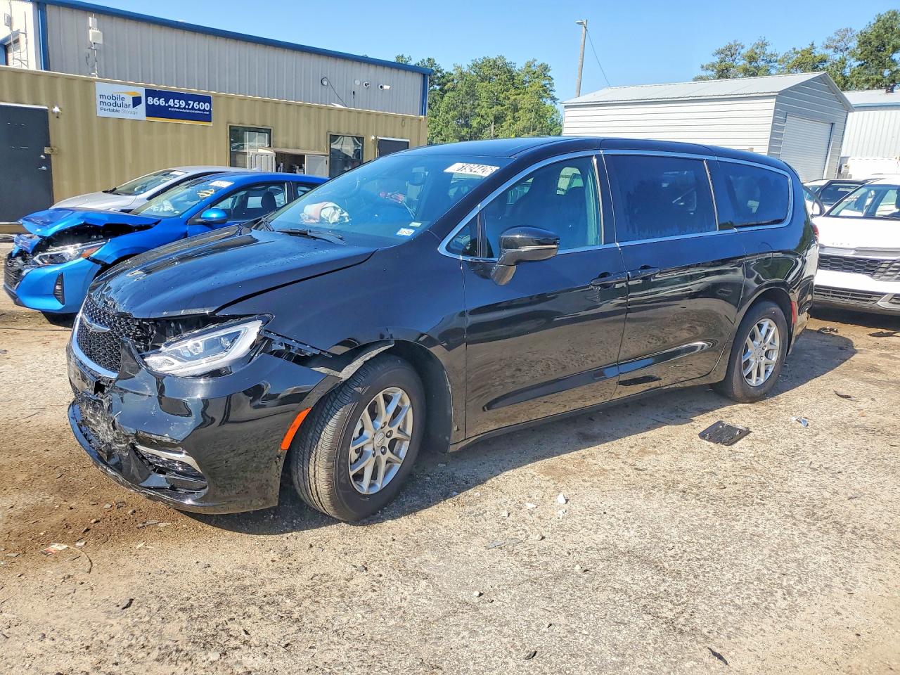 2026 Chrysler Pacifica Select, VIN 2C4RC1BG4TR262743 — Перед