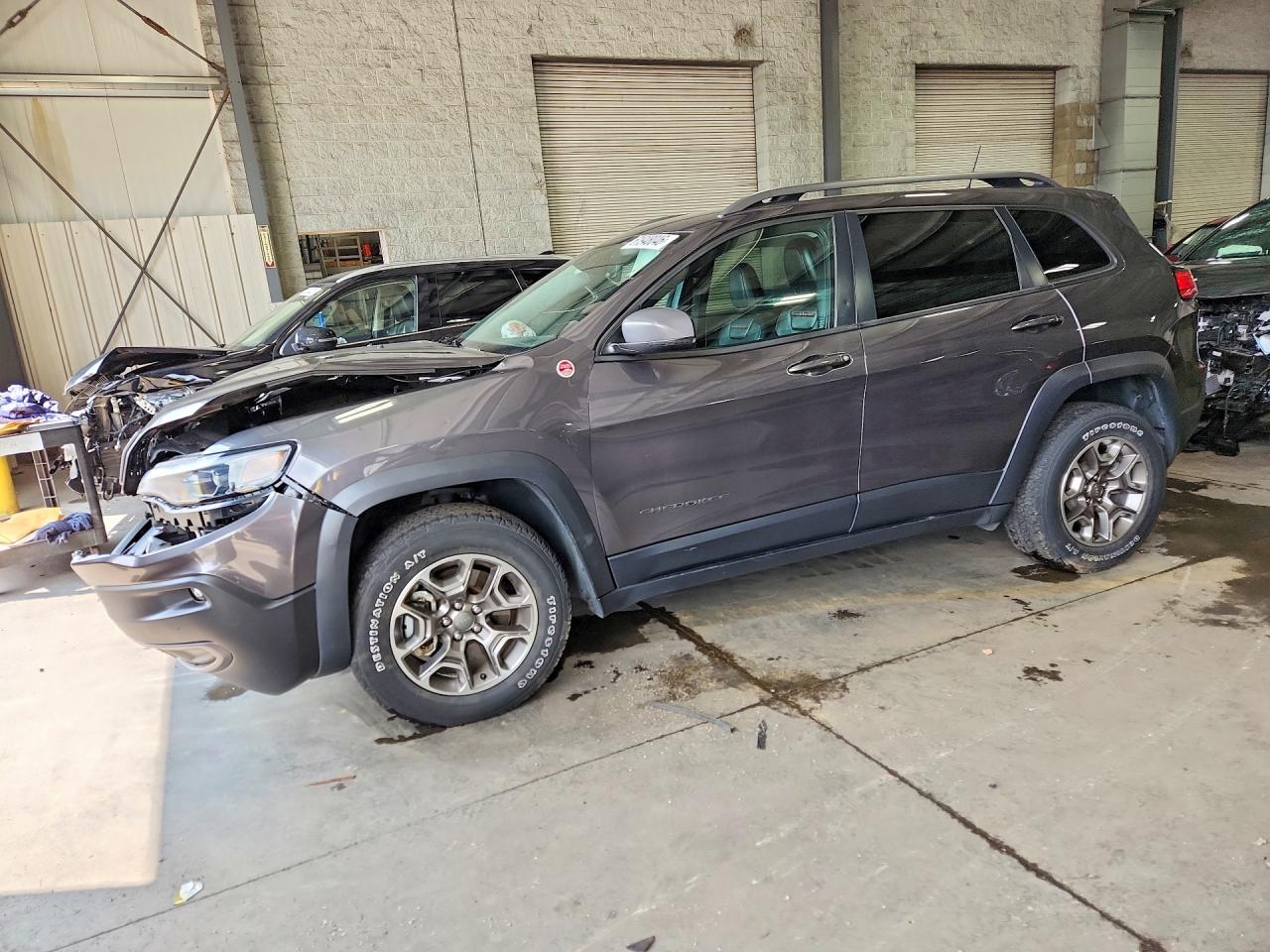 2021 Jeep Cherokee Trailhawk, VIN 1C4PJMBX1MD129344 — Перед