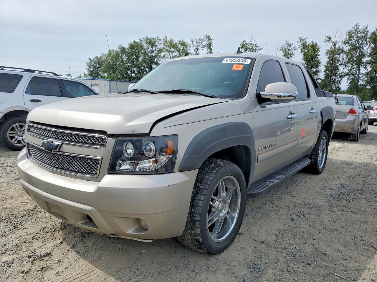 2008 Chevrolet Avalanche 1LT, VIN 3GNFK12358G168796 — Side
