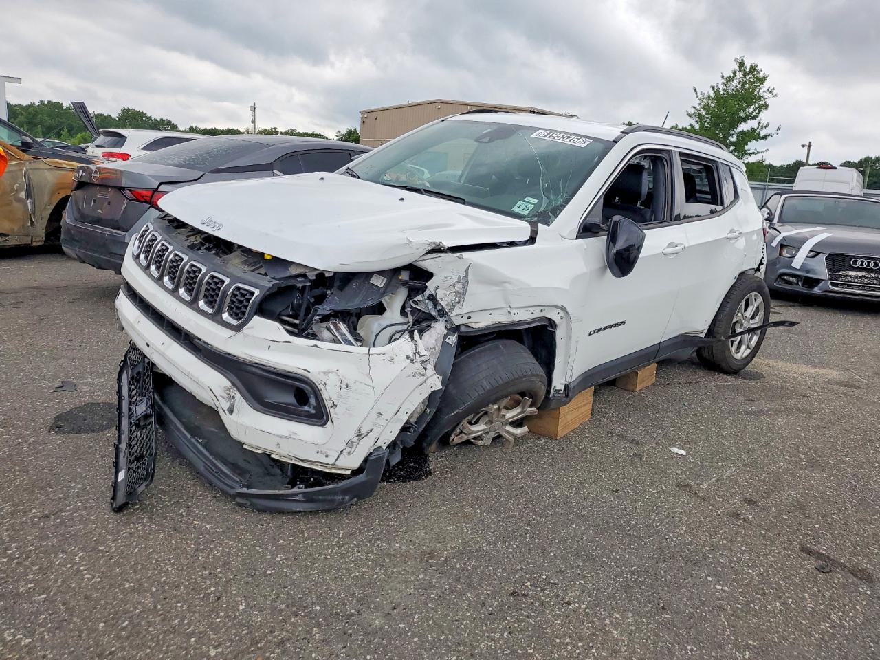 2024 Jeep Compass Latitude, VIN 3C4NJDBN2RT111460 — Auction photo 1 of 13