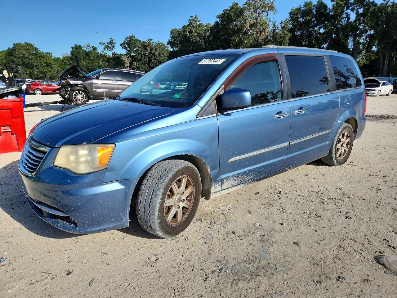2011 Chrysler Town & Country Touring, VIN 2A4RR5DG9BR782397 — Бок