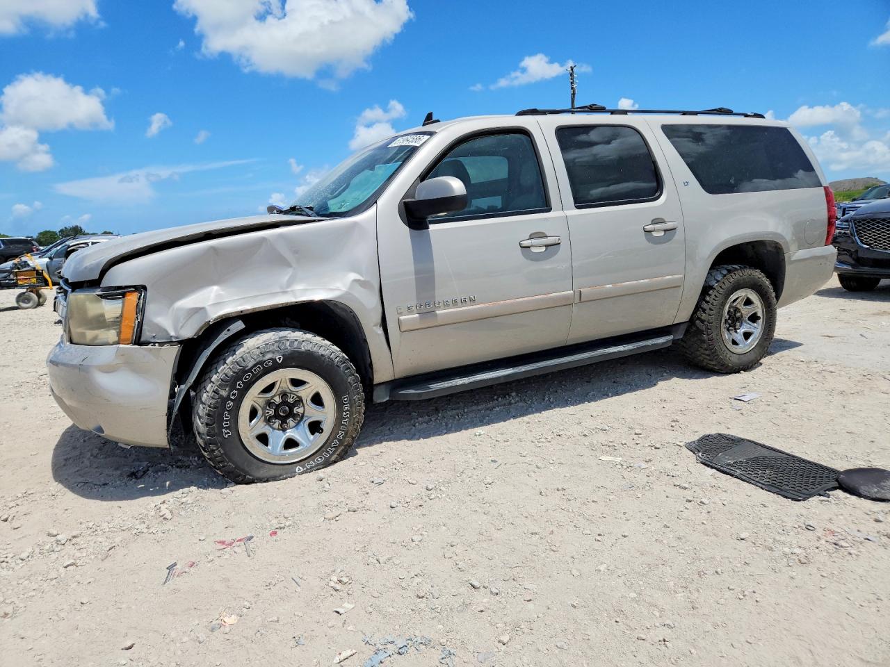 2007 Chevrolet Suburban LT, VIN 1GNFK16377J181153 — Перед