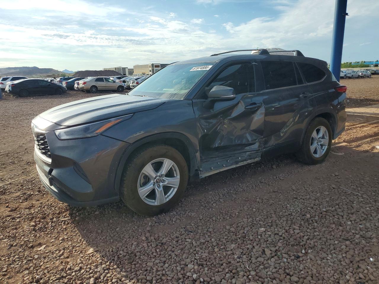 2023 Toyota Highlander XLE, VIN 5TDKDRAH5PS013176 — Side
