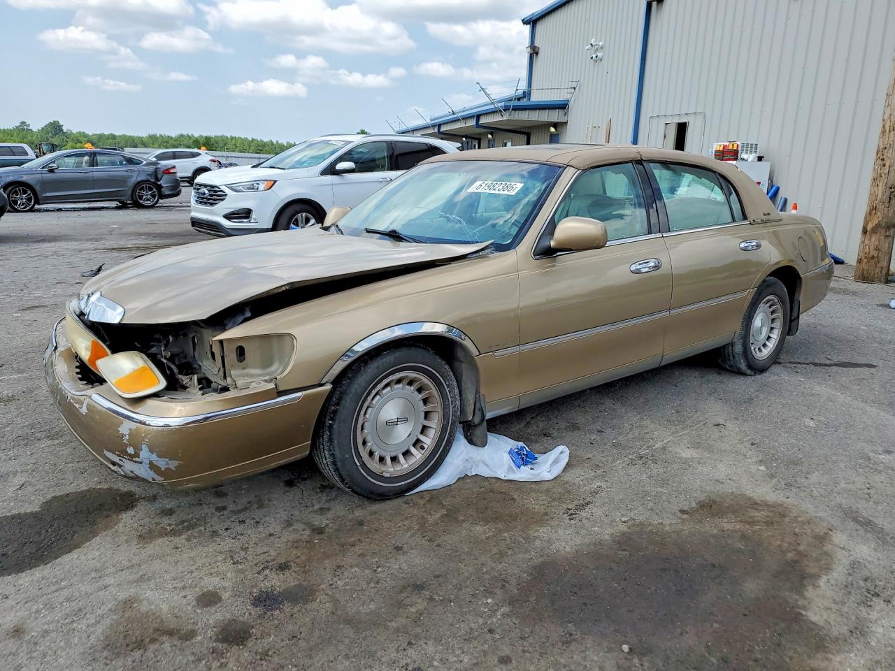 1998 Lincoln Town Car Executive, VIN 1LNFM81W0WY692993 — Front end
