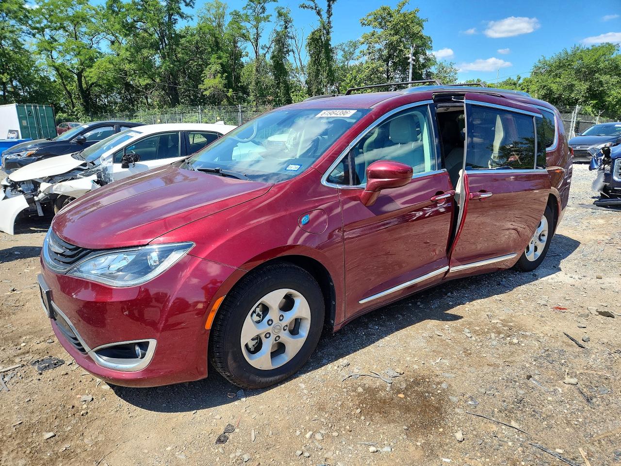2018 Chrysler Pacifica Hybrid Touring L, VIN 2C4RC1L78JR164326 — Side