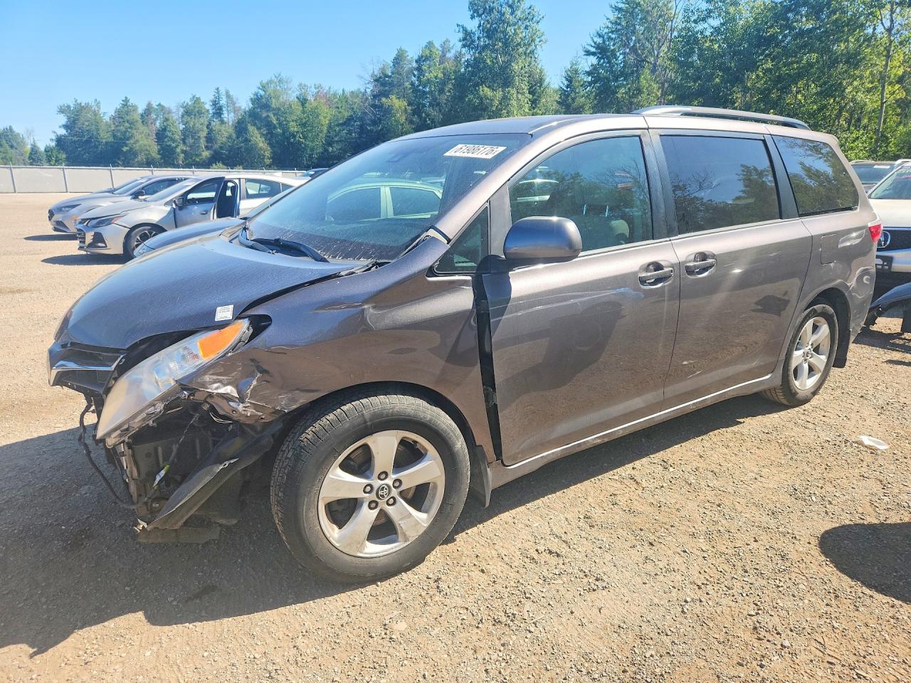2019 Toyota Sienna LE, VIN 5TDKZ3DC8KS978945 — Перед