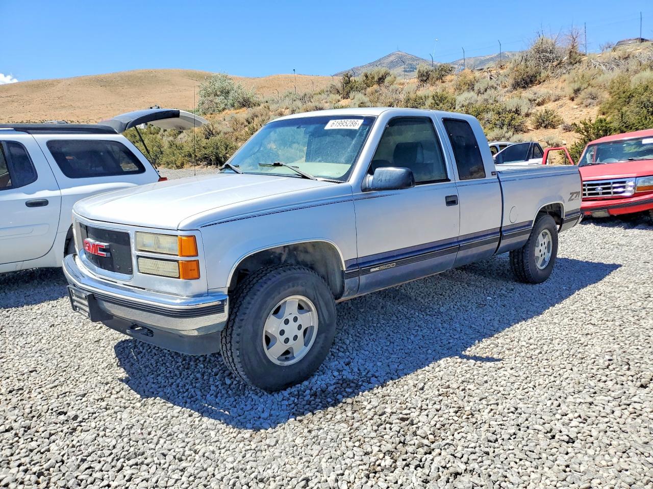 1995 GMC Sierra 1500, VIN 2GTEK19K2S1530763 — Side