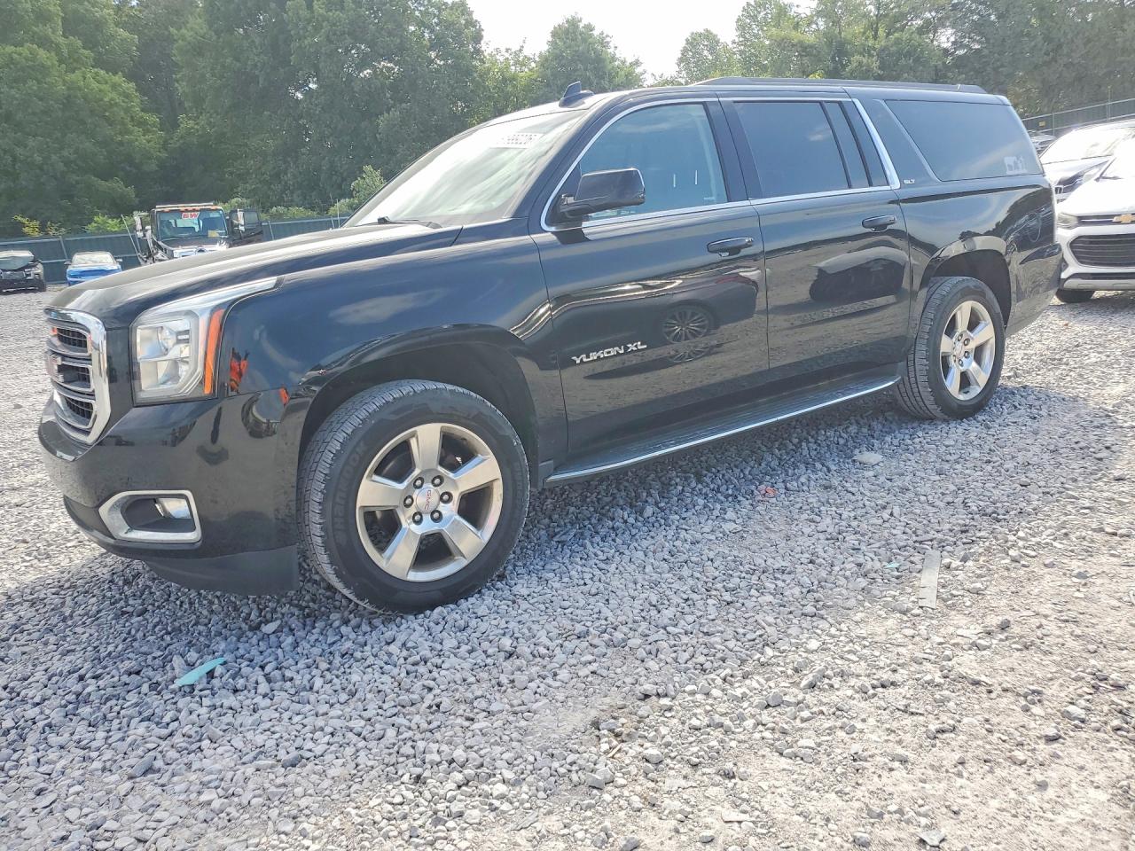 2017 GMC Yukon XL SLT, VIN 1GKS2GKC0HR297270 — Мелкие вмятины и царапины