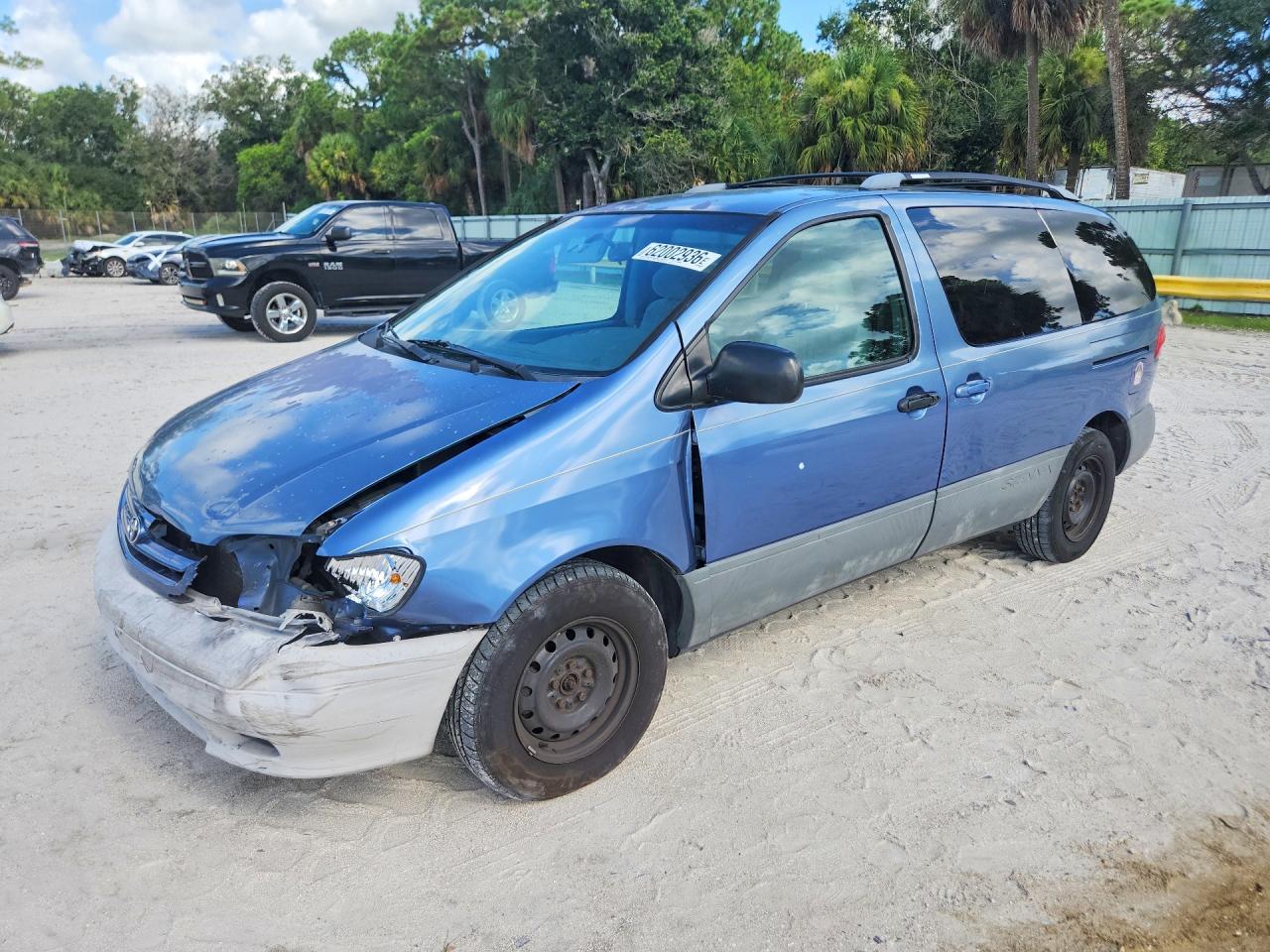 2001 Toyota Sienna LE, VIN 4T3ZF13CX1U342568 — Front end