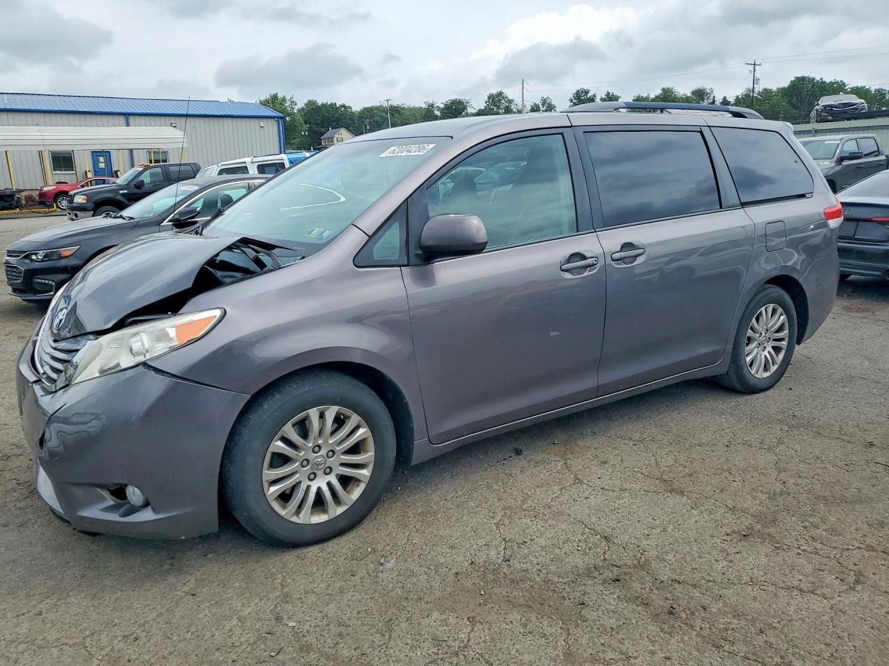 2014 Toyota Sienna XLE, VIN 5TDYK3DC0ES515507 — Front end