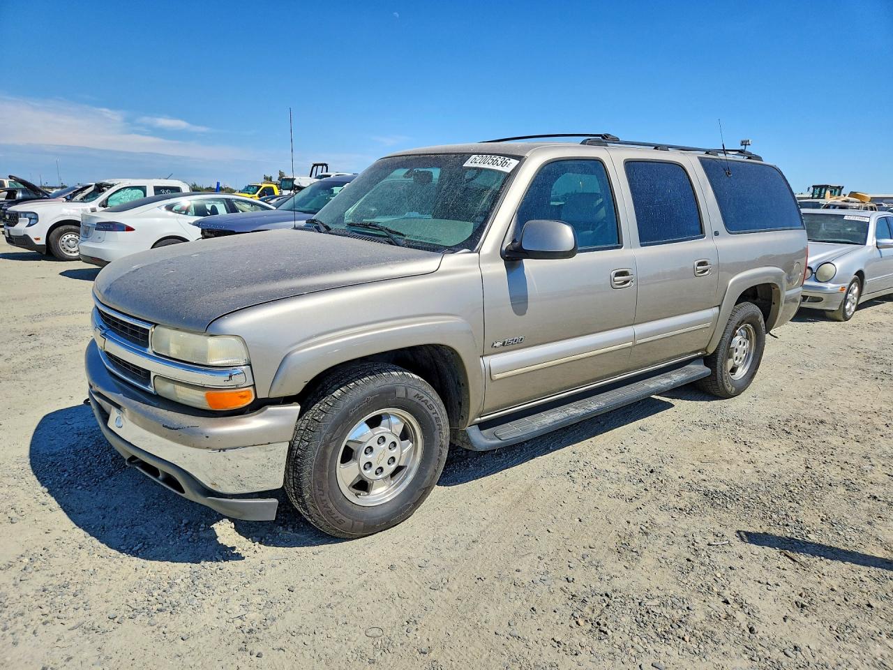 2000 Chevrolet Suburban LS, VIN 3GNFK16T5YG151958 — Front end
