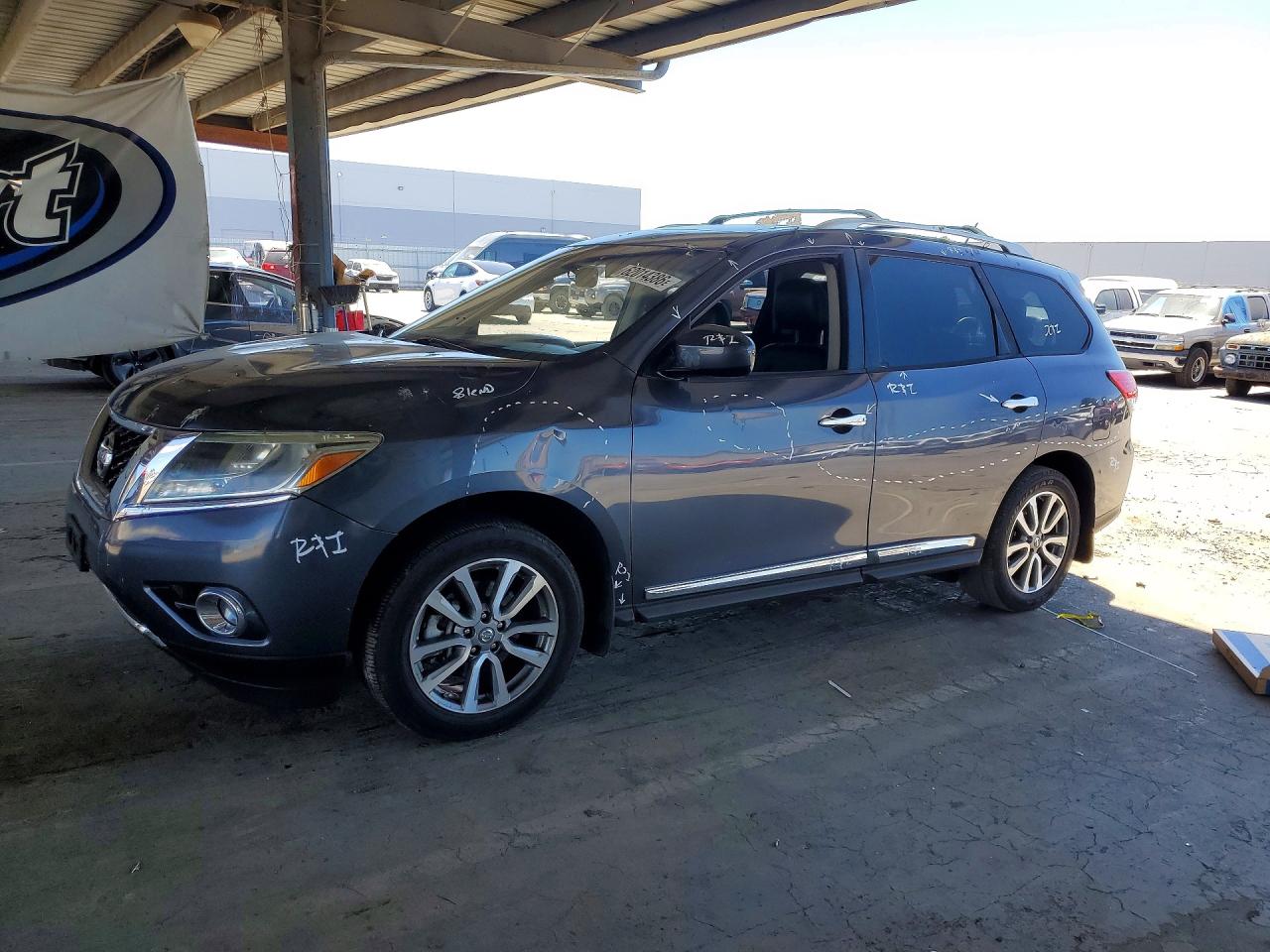 2014 Nissan Pathfinder Platinum, VIN 5N1AR2MN7EC604111 — Minor dents and scratches