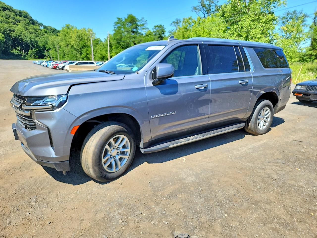 2022 Chevrolet Suburban LT, VIN 1GNSKCKDXNR304676 — Front end