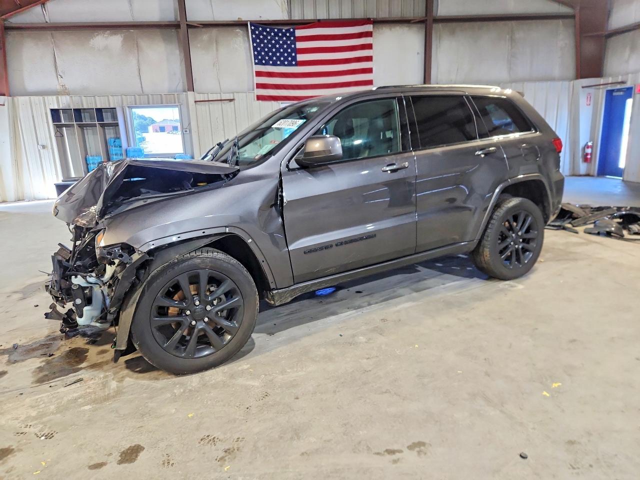 2020 Jeep Grand Cherokee Altitude, VIN 1C4RJFAG2LC243122 — Front end