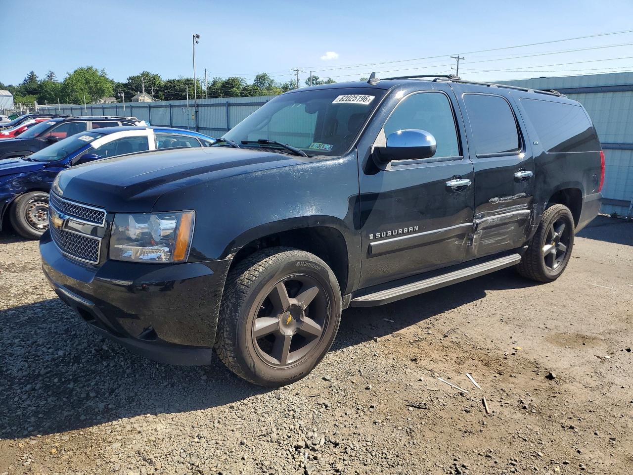 2007 Chevrolet Suburban LTZ, VIN 3GNFK16377G296420 — Side