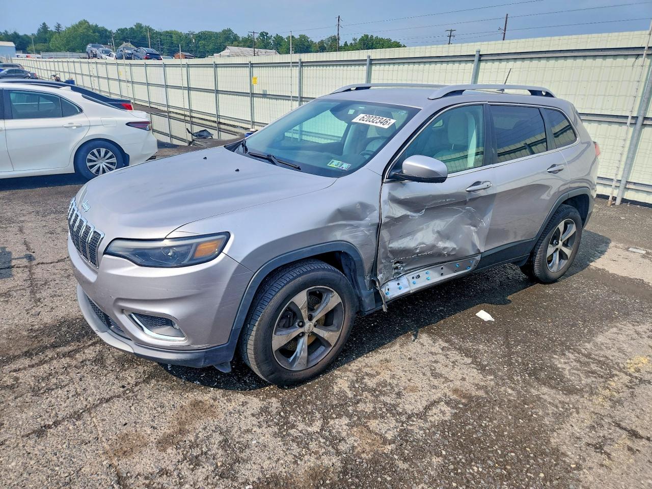 2019 Jeep Cherokee Limited, VIN 1C4PJMDX1KD156022 — Side