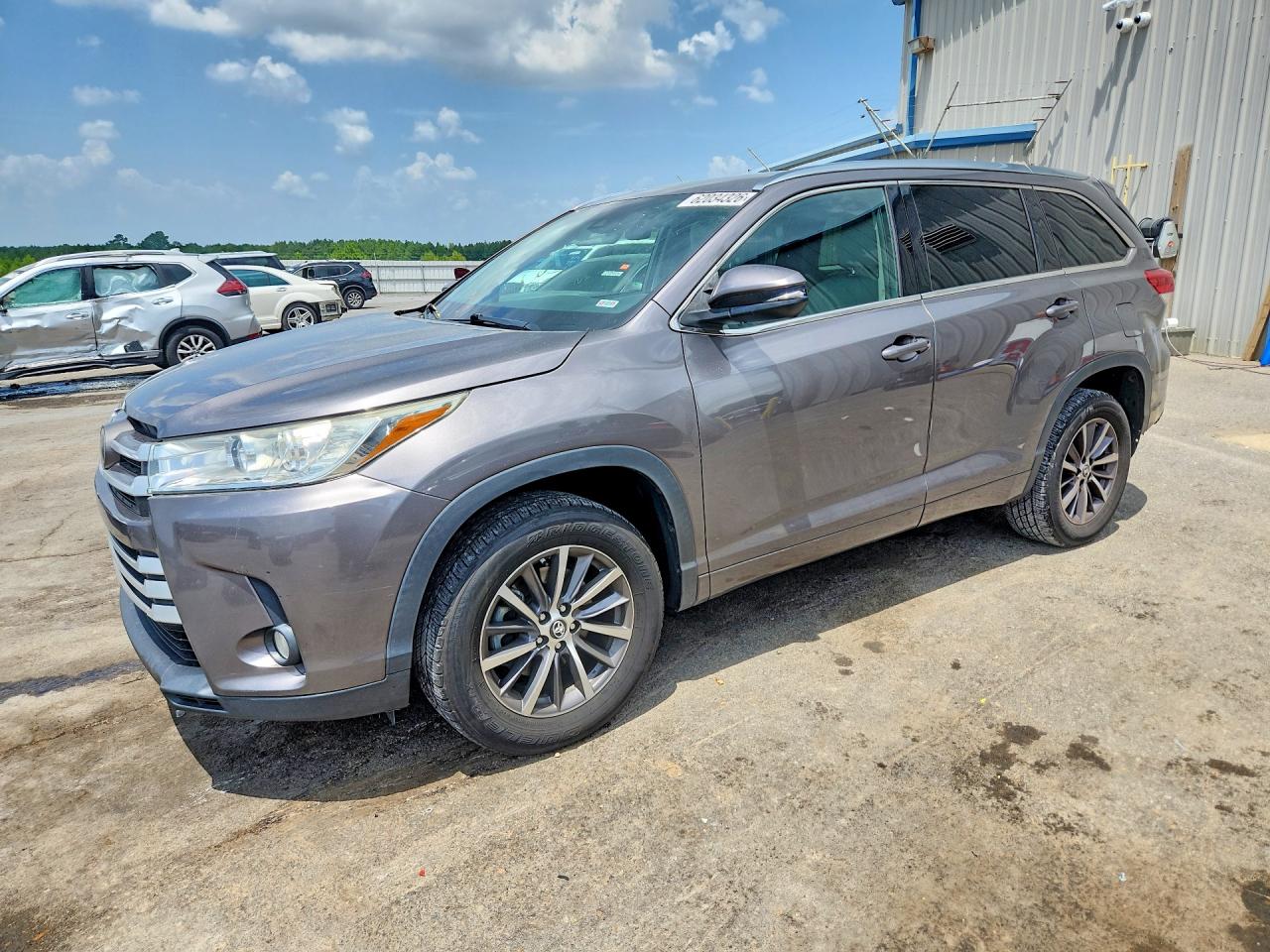 2018 Toyota Highlander SE, VIN 5TDKZRFH3JS280219 — Rear end
