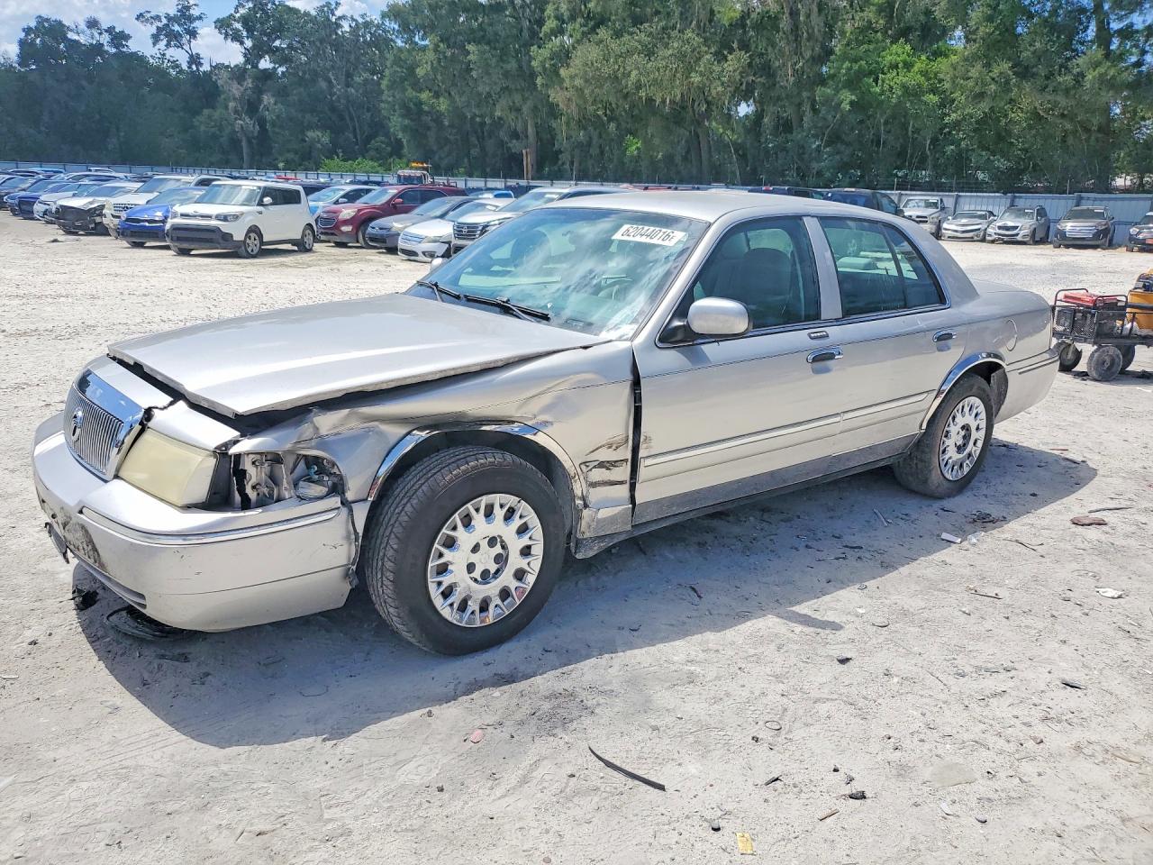 2003 Mercury Grand Marquis GS Convenience, VIN 2MEFM74W43X687347 — Front end