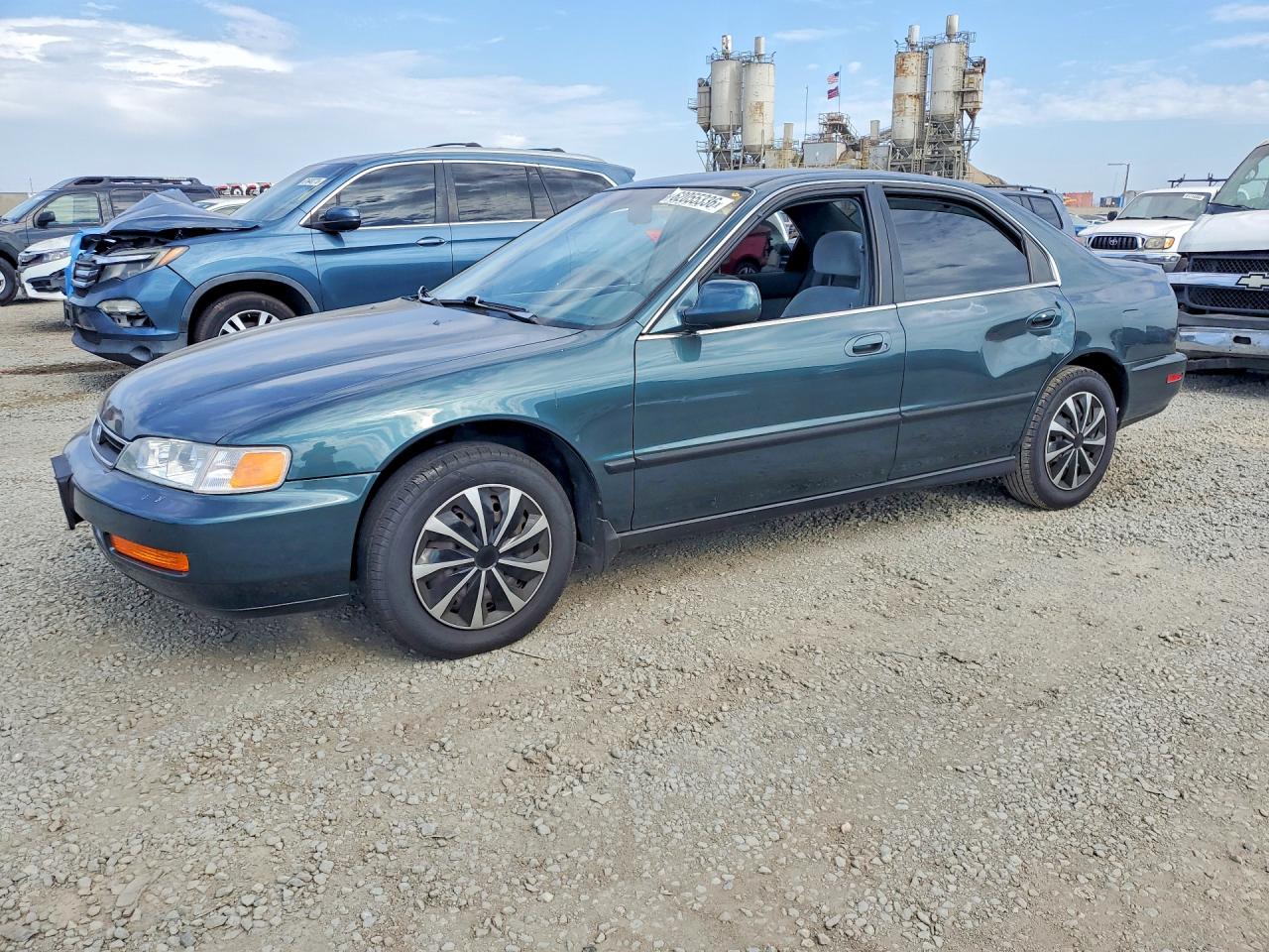 1997 Honda Accord LX, VIN 1HGCD5632VA215012 — Бок