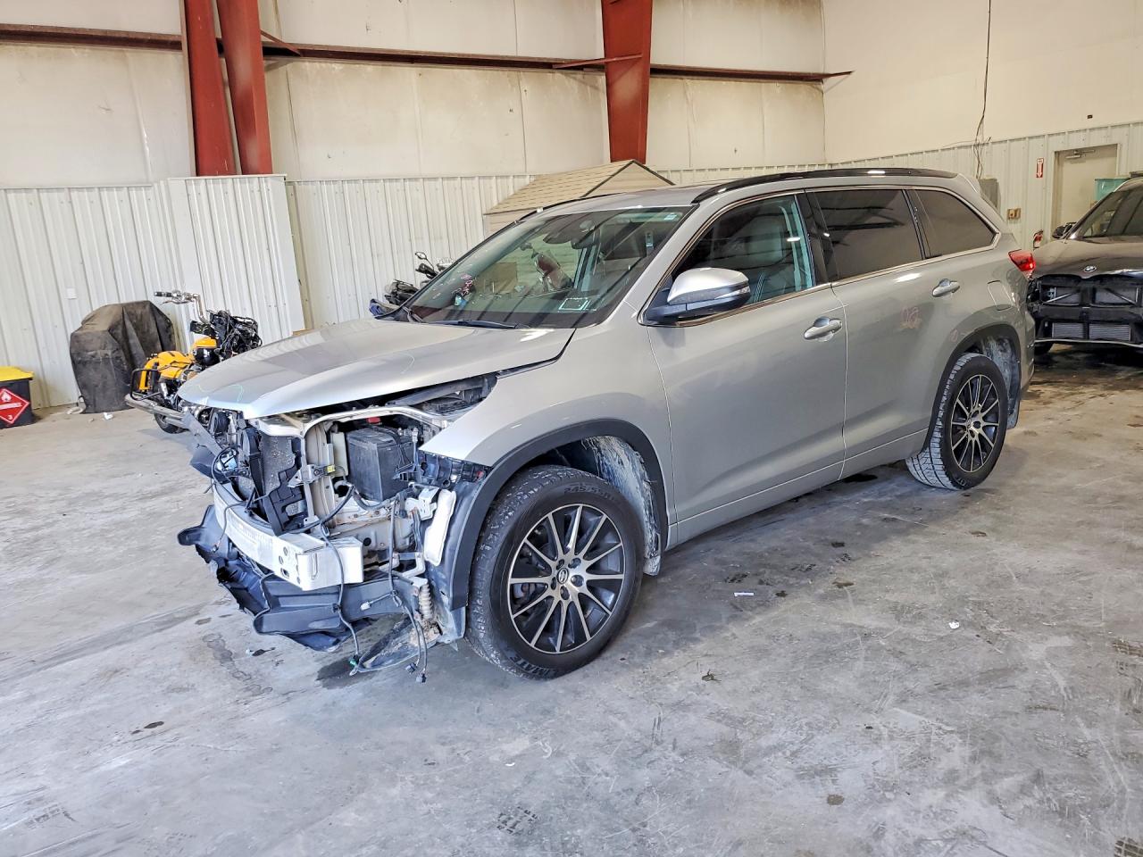 2018 Toyota Highlander SE, VIN 5TDJZRFH2JS494064 — Front end