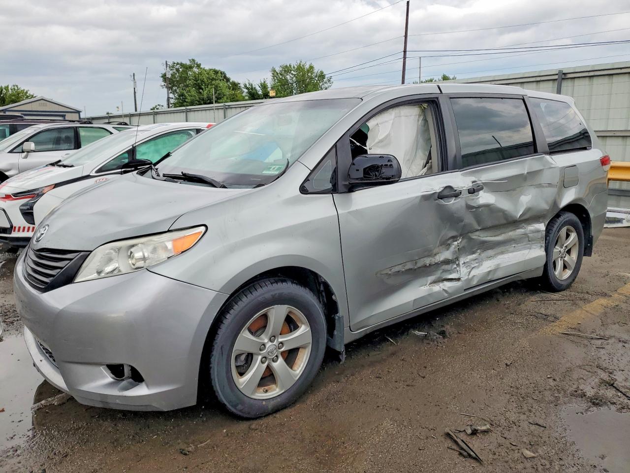 2013 Toyota Sienna L, VIN 5TDZK3DC0DS299757 — Side
