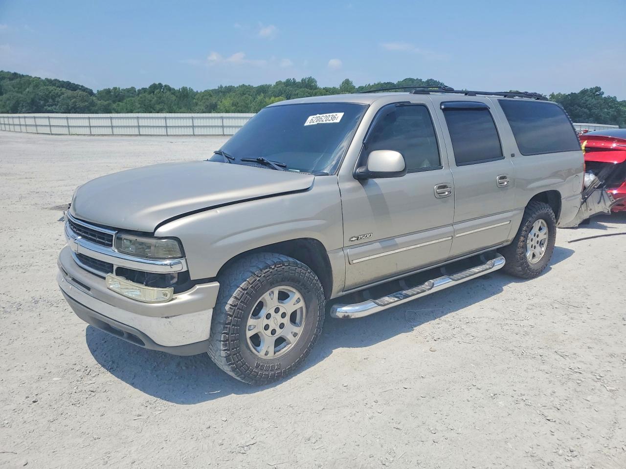 2000 Chevrolet Suburban LT, VIN 3GNFK16T6YG114949 — Front end