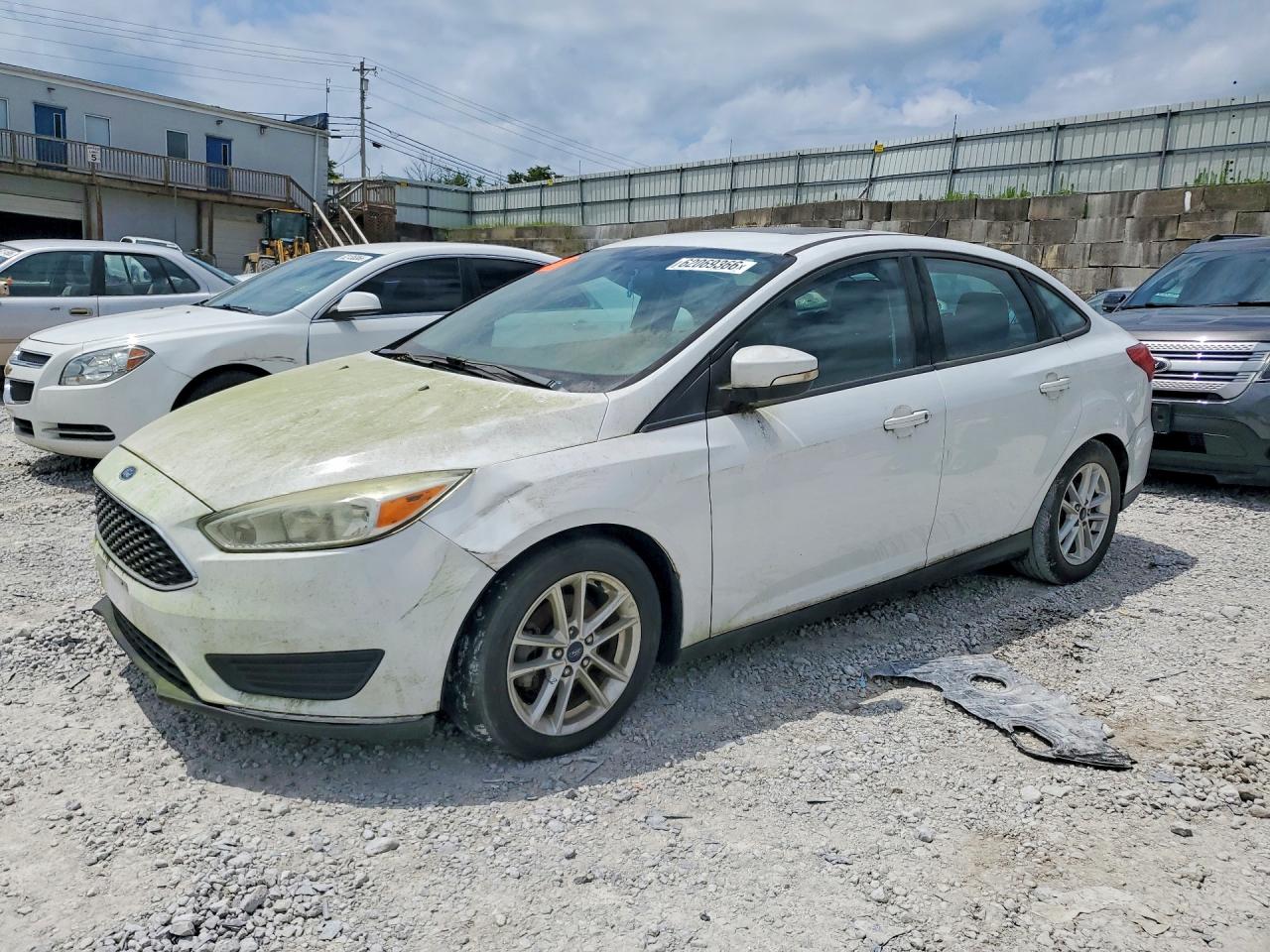 2016 Ford Focus SE, VIN 1FADP3F20GL347981 — Minor dents and scratches