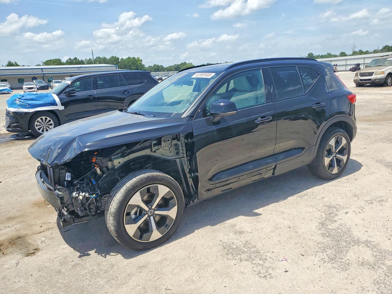 2026 Volvo XC40 Plus, VIN YV4L12UC4T2714052 — Перед