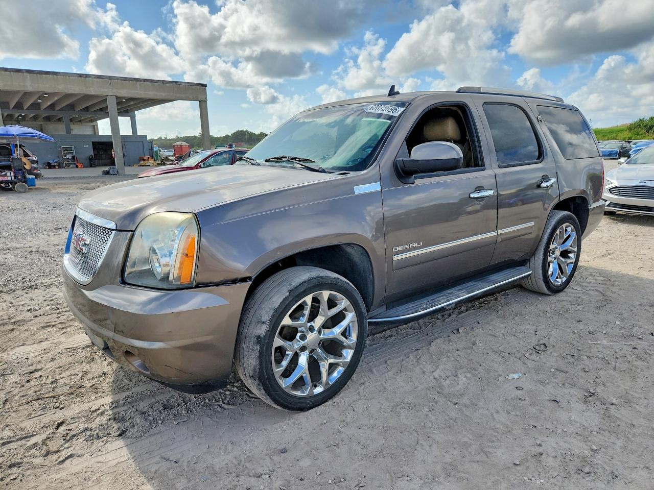 2011 GMC Yukon Denali, VIN 1GKS1EEF5BR335225 — Мелкие вмятины и царапины