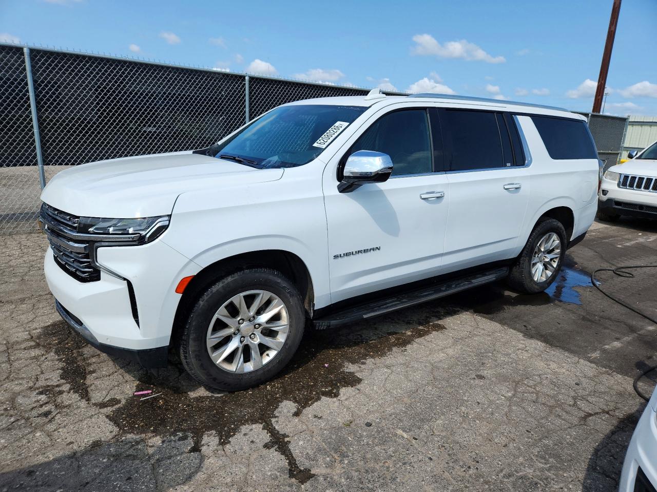 2022 Chevrolet Suburban Premier, VIN 1GNSCFKD5NR190326 — Вандализм