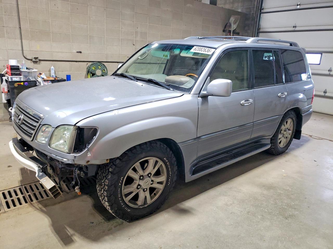 2005 Lexus LX 470, VIN JTJHT00W253551614 — Front end