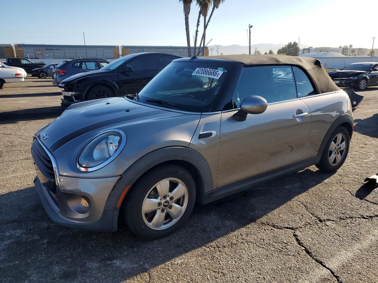 2016 MINI Convertible, VIN WMWWG5C51G3C18905 — Перед
