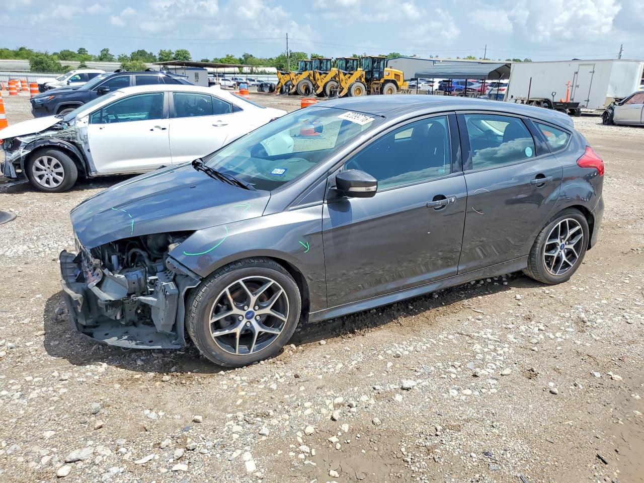 2016 Ford Focus SE, VIN 1FADP3K2XGL394215 — Перед